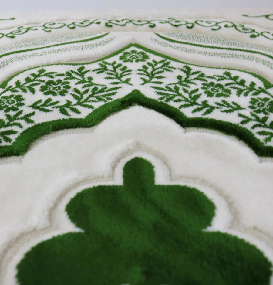 سجادة الصلاة نُسُكيْ المرفقة بطبقة الميموري فوم (الاسفنج المضغوط)